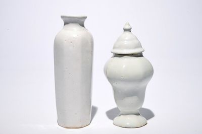 Un vase de forme rouleau et un vase couvert en faïence de Delft blanc monochrome, 17/18ème
