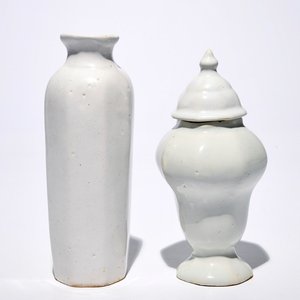 Un vase de forme rouleau et un vase couvert en faïence de Delft blanc monochrome, 17/18ème — photo 1