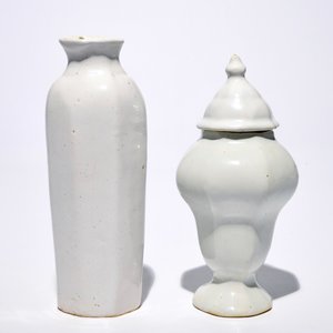 Un vase de forme rouleau et un vase couvert en faïence de Delft blanc monochrome, 17/18ème — photo 2