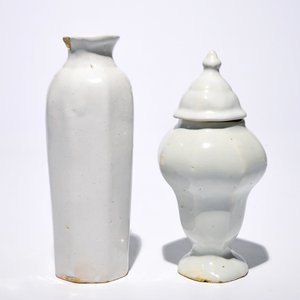 Un vase de forme rouleau et un vase couvert en faïence de Delft blanc monochrome, 17/18ème — photo 4