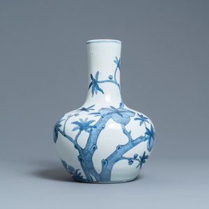 Un vase de forme 'tianqiu ping' en porcelaine de Chine en bleu et blanc à décor de neuf pêches, marque de Qianlong, 20ème — photo 1