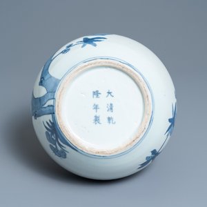 Un vase de forme 'tianqiu ping' en porcelaine de Chine en bleu et blanc à décor de neuf pêches, marque de Qianlong, 20ème — photo 6