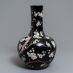 Un vase de forme tianqiu ping en porcelaine de Chine famille noire, 19ème — photo 1
