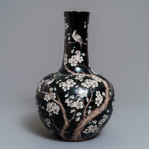 Un vase de forme tianqiu ping en porcelaine de Chine famille noire, 19ème — photo 2