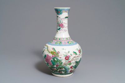 Un vase de forme tianqiu ping en porcelaine de Chine famille rose à décor d'animaux, 19ème