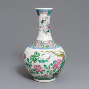 Un vase de forme tianqiu ping en porcelaine de Chine famille rose à décor d'animaux, 19ème — photo 2