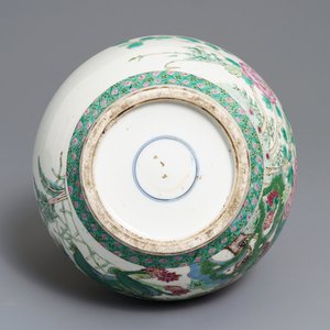 Un vase de forme tianqiu ping en porcelaine de Chine famille rose à décor d'animaux, 19ème — photo 5