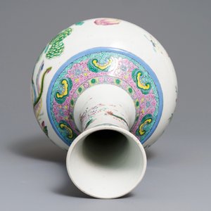 Un vase de forme tianqiu ping en porcelaine de Chine famille rose à décor d'animaux, 19ème — photo 6