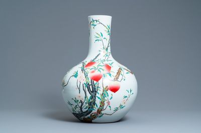 Un vase de forme 'tianqiu ping' en porcelaine de Chine famille rose à décor de neuf pêches, marque de Qianlong, 20ème