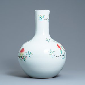 Un vase de forme 'tianqiu ping' en porcelaine de Chine famille rose à décor de neuf pêches, marque de Qianlong, 20ème — photo 3
