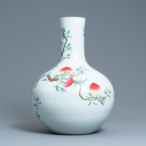 Un vase de forme 'tianqiu ping' en porcelaine de Chine famille rose à décor de neuf pêches, marque de Qianlong, 20ème — photo 4