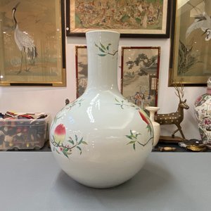 Un vase de forme 'tianqiu ping' en porcelaine de Chine famille rose à décor de neuf pêches, marque de Qianlong, 20ème — photo 8