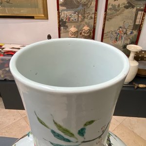 Un vase de forme 'tianqiu ping' en porcelaine de Chine famille rose à décor de neuf pêches, marque de Qianlong, 20ème — photo 9