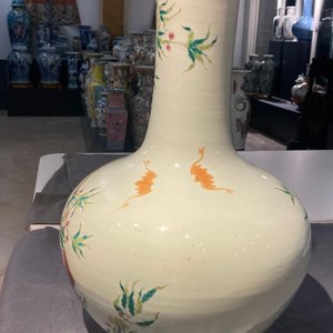 Un vase de forme 'tianqiu ping' en porcelaine de Chine famille rose à décor de neuf pêches, marque de Qianlong, 19ème — photo 12