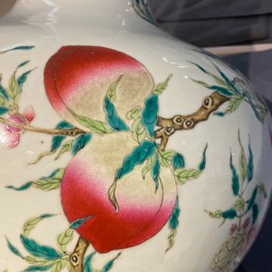 Un vase de forme 'tianqiu ping' en porcelaine de Chine famille rose à décor de neuf pêches, marque de Qianlong, 19ème — photo 14