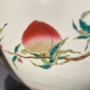 Un vase de forme 'tianqiu ping' en porcelaine de Chine famille rose à décor de neuf pêches, marque de Qianlong, 19ème — photo 15
