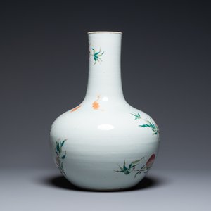 Un vase de forme 'tianqiu ping' en porcelaine de Chine famille rose à décor de neuf pêches, marque de Qianlong, 19ème — photo 3