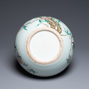 Un vase de forme 'tianqiu ping' en porcelaine de Chine famille rose à décor de neuf pêches, marque de Qianlong, 19ème — photo 6