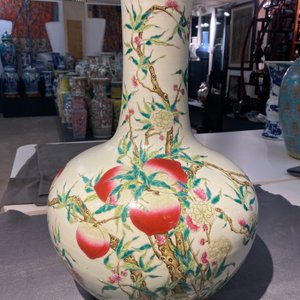 Un vase de forme 'tianqiu ping' en porcelaine de Chine famille rose à décor de neuf pêches, marque de Qianlong, 19ème — photo 7