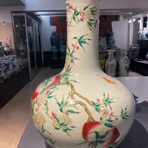 Un vase de forme 'tianqiu ping' en porcelaine de Chine famille rose à décor de neuf pêches, marque de Qianlong, 19ème — photo 8