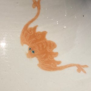 Un vase de forme 'tianqiu ping' en porcelaine de Chine famille rose à décor de neuf pêches, marque de Qianlong, 19ème — photo 10