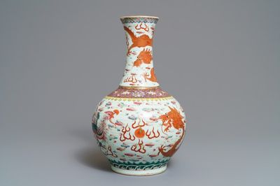 Un vase de forme tianqiu ping en porcelaine de Chine famille rose, Guangxu
