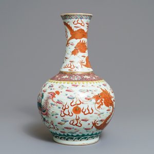 Un vase de forme tianqiu ping en porcelaine de Chine famille rose, Guangxu — photo 1