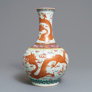 Un vase de forme tianqiu ping en porcelaine de Chine famille rose, Guangxu — photo 4