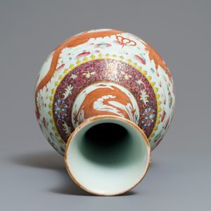 Un vase de forme tianqiu ping en porcelaine de Chine famille rose, Guangxu — photo 6