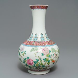 Un vase de forme tianqiu ping en porcelaine de Chine famille rose, marque de Hongxian, République, 20ème — photo 1