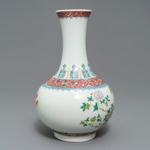 Un vase de forme tianqiu ping en porcelaine de Chine famille rose, marque de Hongxian, République, 20ème — photo 2