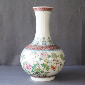 Un vase de forme tianqiu ping en porcelaine de Chine famille rose, marque de Hongxian, République, 20ème — photo 7