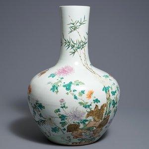 Un vase de forme tianqiu ping en porcelaine de Chine famille rose, marque de Qianlong, 19ème — photo 1