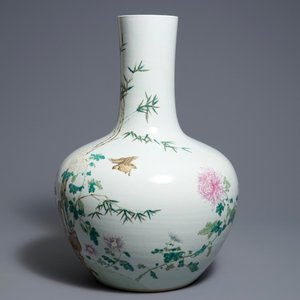 Un vase de forme tianqiu ping en porcelaine de Chine famille rose, marque de Qianlong, 19ème — photo 4