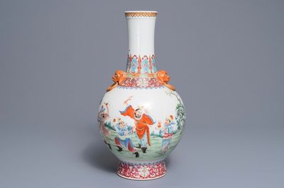 Un vase de forme tianqiu ping en porcelaine de Chine famille rose, marque de Qianlong, République, 20ème