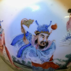 Un vase de forme tianqiu ping en porcelaine de Chine famille rose, marque de Qianlong, République, 20ème — photo 15