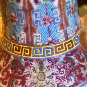 Un vase de forme tianqiu ping en porcelaine de Chine famille rose, marque de Qianlong, République, 20ème — photo 21