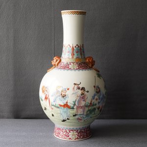 Un vase de forme tianqiu ping en porcelaine de Chine famille rose, marque de Qianlong, République, 20ème — photo 22