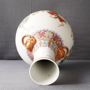 Un vase de forme tianqiu ping en porcelaine de Chine famille rose, marque de Qianlong, République, 20ème — photo 26