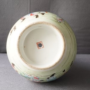 Un vase de forme tianqiu ping en porcelaine de Chine famille rose, marque de Qianlong, République, 20ème — photo 27