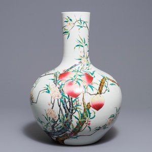 Un vase de forme tianqiu ping en porcelaine de Chine famille rose, marque de Qianlong, 20ème — photo 1