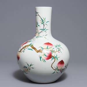 Un vase de forme tianqiu ping en porcelaine de Chine famille rose, marque de Qianlong, 20ème — photo 4