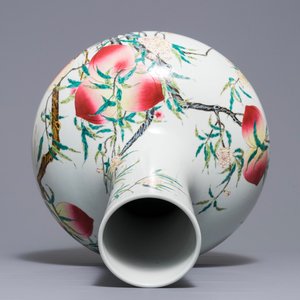Un vase de forme tianqiu ping en porcelaine de Chine famille rose, marque de Qianlong, 20ème — photo 6