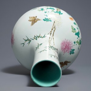 Un vase de forme tianqiu ping en porcelaine de Chine famille rose, marque de Qianlong, 19ème — photo 6