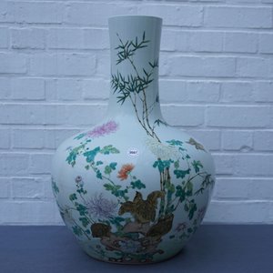 Un vase de forme tianqiu ping en porcelaine de Chine famille rose, marque de Qianlong, 19ème — photo 7