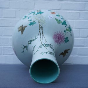 Un vase de forme tianqiu ping en porcelaine de Chine famille rose, marque de Qianlong, 19ème — photo 10