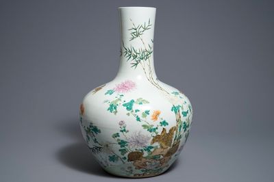Un vase de forme tianqiu ping en porcelaine de Chine famille rose, marque de Qianlong, 19ème