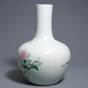 Un vase de forme tianqiu ping en porcelaine de Chine famille rose, marque de Qianlong, 19ème — photo 3