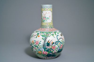 Un vase de forme tianqiu ping en porcelaine de Chine famille rose, marque de Qianlong, 20ème