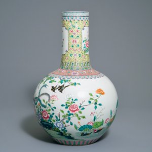 Un vase de forme tianqiu ping en porcelaine de Chine famille rose, marque de Qianlong, 20ème — photo 4